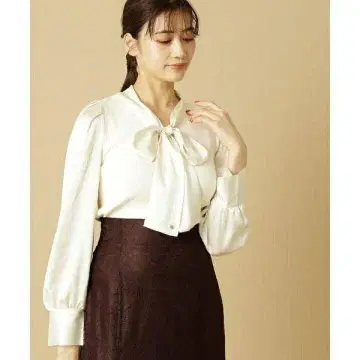 로고 참 포함 리본 니트 블라우스 JILL BY JILLSTUART