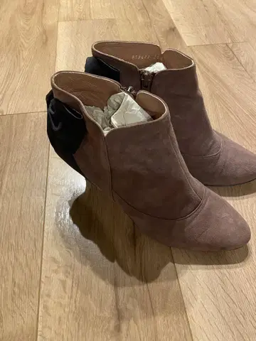 오데뜨 앤 오딜 리본 포함 브라운 스웨이드 부티