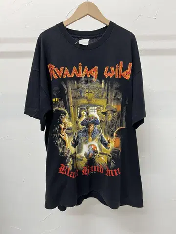 Running Wild Black Hand Inn 티셔츠