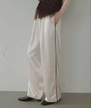 LIAN 사이드 라인 새틴 이지 팬츠 아이보리
