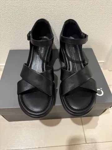 ECCO 블랙 크로스 스트랩 샌들 39