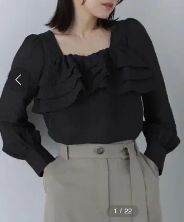 스퀘어 넥 프릴 블라우스 정가 7997엔