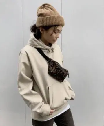 [ AP STUDIO ] skin 후드 맨투맨 TUESDAY