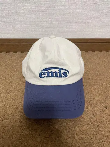 emis 자수 로고 캡 화이트/네이비