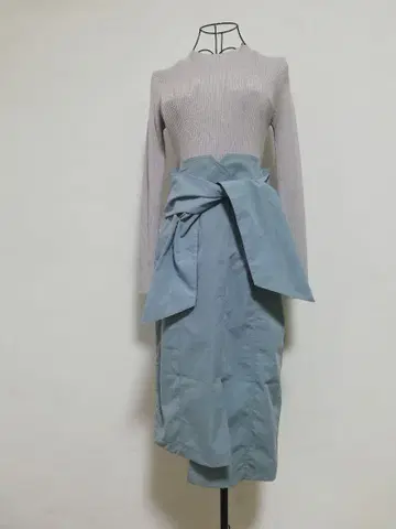 리브 긴팔과 리본 포함 스커트의 원피스