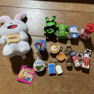 토끼 봉제 인형과 캡슐 토이 세트