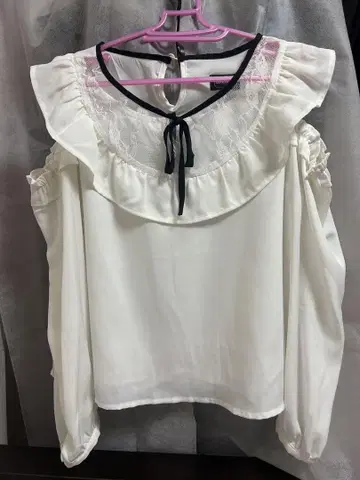 프릴 달린 오프숄더 블라우스