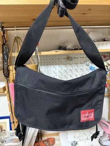 미사용 새상품 맨해튼 포티지 블랙 메신저 백