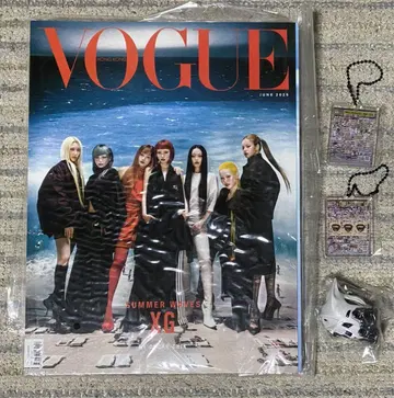 XG 캡슐 토이 미니 헬멧 & HONG KONG VOGUE 잡지 세트