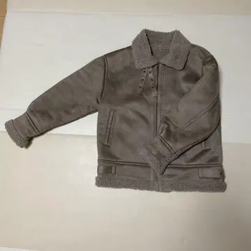 퍼 달린 그레이 무스탕 코트