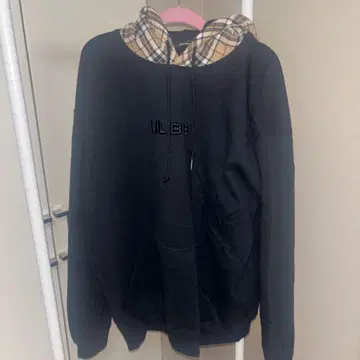 Parisa 후드 부착 블랙 후드티 LIL BB 자수 체크 후드