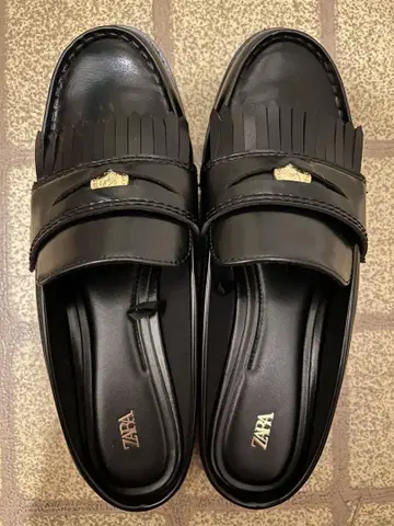 [ 인기 디자인 ] ZARA 프린지 코인 로퍼 블랙 38