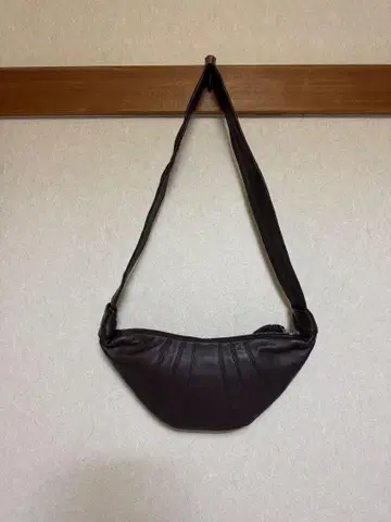 다크 브라운 가죽 숄더백