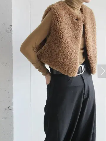 HYKE / 하이크 FAUX SHEARLING CROPPED VEST