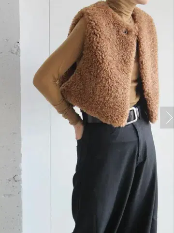 [ 새상품 미사용 ] HYKE 하이크 퍼 베스트 이번 시즌 신색상