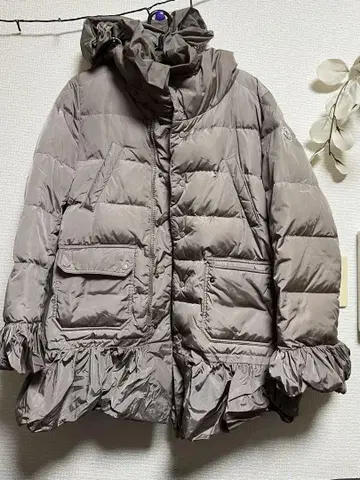 MONCLER 프릴 장식 다운 코트 그레이