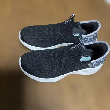 SKECHERS 블랙 레오파드 슬립온
