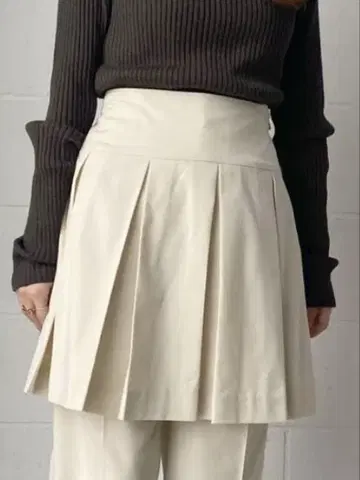 LOWRYS FARM TR 플리츠 미니 스커트 아이보리
