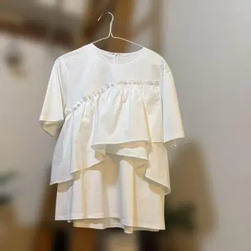 프릴 달린 화이트 반팔 T셔츠