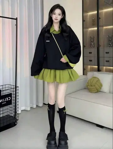 블랙 맨투맨과 그린 플레어 스커트 셋업