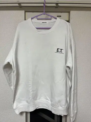 E.T. 디자인 화이트 맨투맨