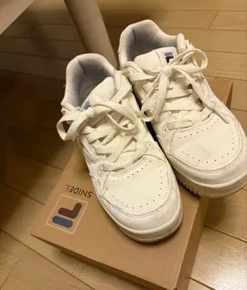 스나이델 FILA 화이트 스니커즈