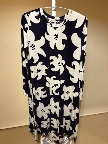 marimekko 꽃무늬 긴팔 무릎 기장 원피스