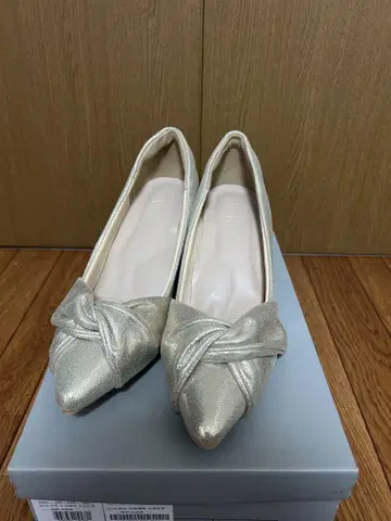 골드 펌프스 7cm 힐