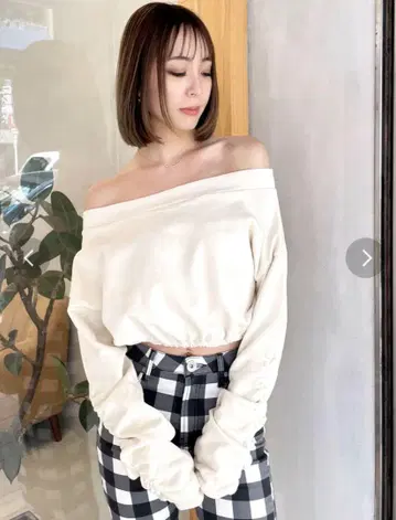 GYDA 암 개더 피그먼트 오프숄더 숏 맨투맨 상의