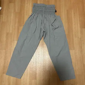 열두 개의 용품점 몽페 바지 쥐색