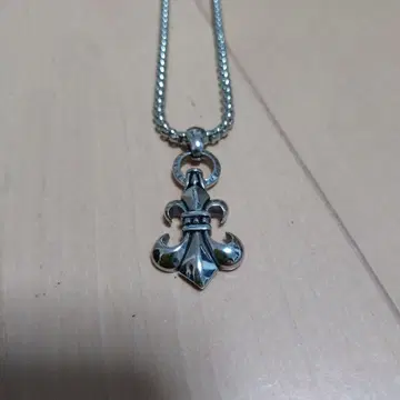 플뢰르 드 리스 펜던트 목걸이