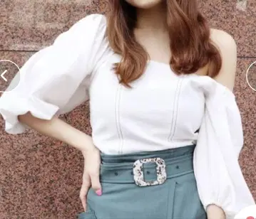무루아 백 크로스 퍼프 슬리브 블라우스