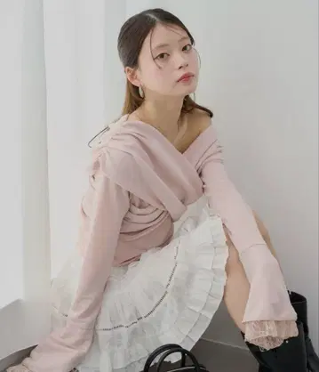 [ Chico ] 소매 프릴 크로스 원숄더 상의 핑크 베이지