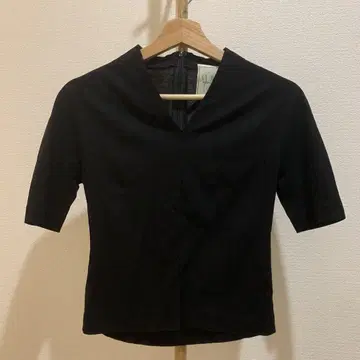 새상품급 shilla 블랙 V넥 반팔 상의 사이즈 40