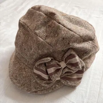 앤드러브 리본 포함 베이지 헌팅 캡