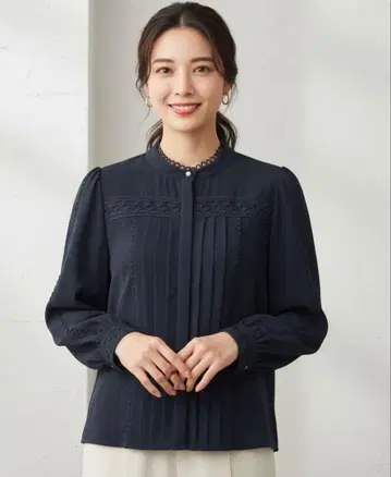 Chesty 체스티 자수 핀턱 펄 스탠드 카라 블라우스
