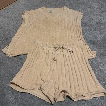 젤라또피케 베이지 리브 편직 V넥 숏팬츠 셋업