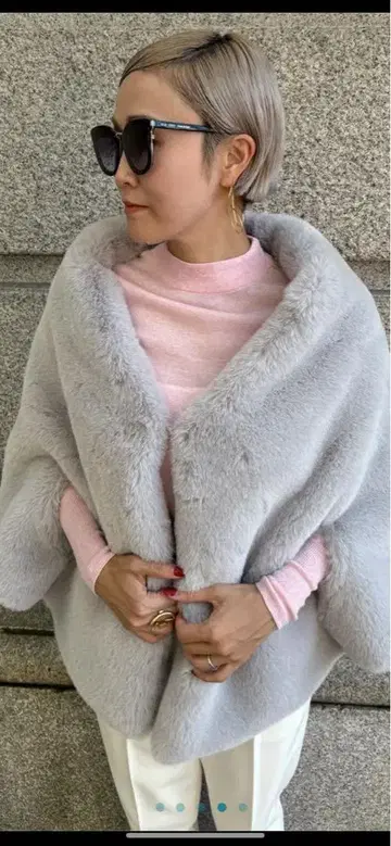 JENNE 리치 볼륨 퍼 케이프 라이트 그레이