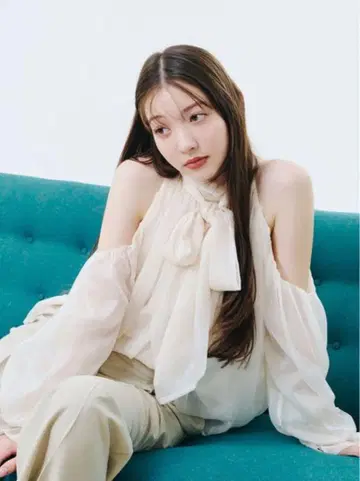 Lily brown 드레이프 보타이 쉬폰 블라우스 아이보리