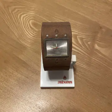NIXON 브라운 가죽 시계