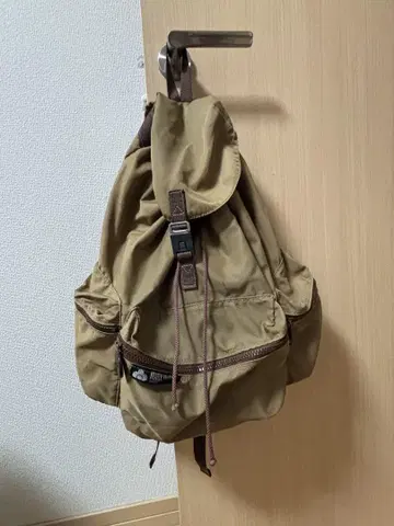 카키 플랩 백팩