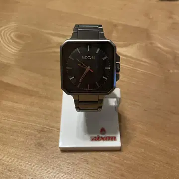 NIXON 스테인리스 스틸 아날로그 시계