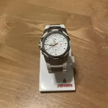 NIXON 크로노그래프 화이트 시계