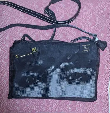 장근석 블랙 숄더백