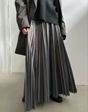아메리 빈티지 SHINY PLEATS SKIRT
