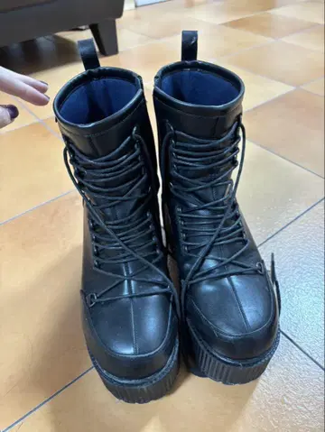 YOSUKE 통굽 레이스업 부츠 블랙