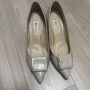 DIANA 악어 엠보싱 펌프스 베이지