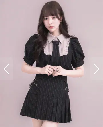 pium 넥타이 달린 스퀘어 프릴 상의 사이드 벨트 플리츠 미니 스커트