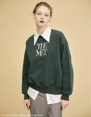 릴리 브라운 로고 루즈 맨투맨 the met