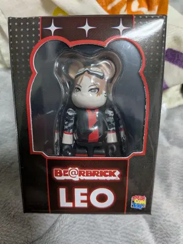 BE@RBRICK LEO 피규어와 카드 세트